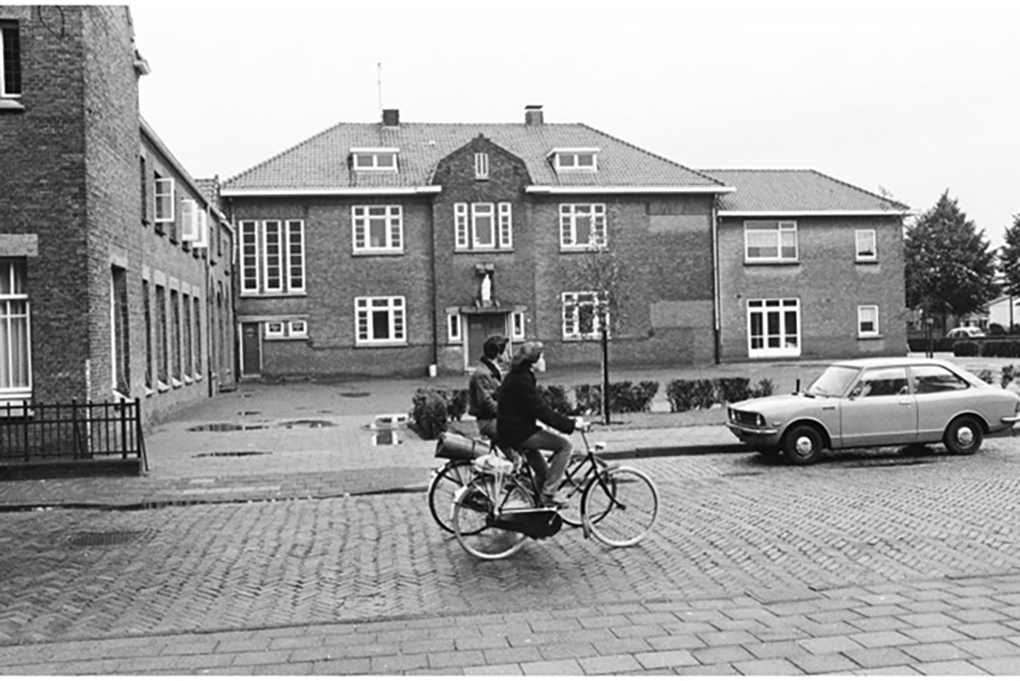Brigida meisjesschool en links het klooster waar de Zusters van Roosendaal woonden, het patronaat is alweg en het huis van de familie Martens is ook al gesloopt.